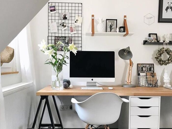 Khay đựng đồ giúp sắp xếp vật dụng gọn gàng trên bàn làm việc tại nhà