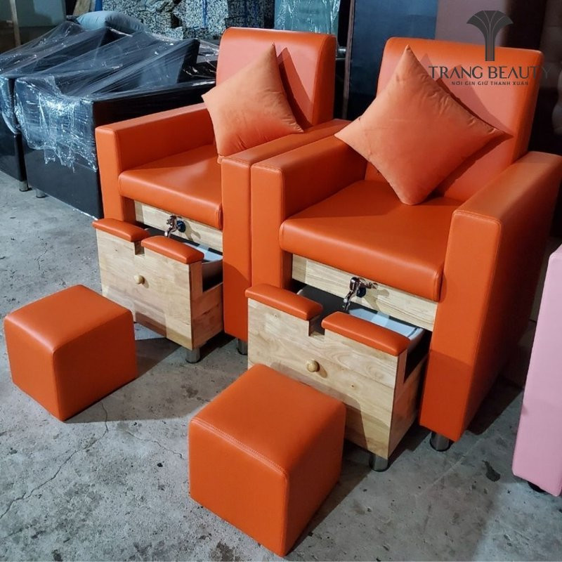 Khi không sử dụng, nhân viên có thể đẩy gọn hộc tủ của ghế làm móng chân vào trong