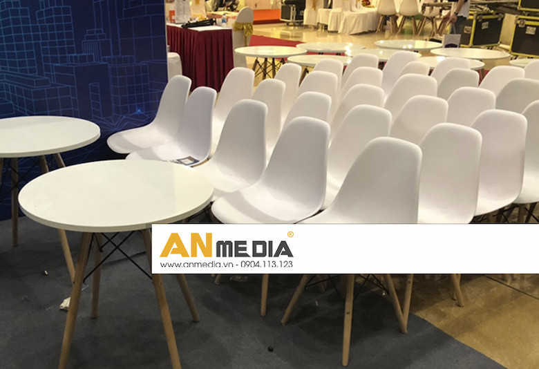 Kho chứa số lượng lớn bàn ghế Eames đa dạng màu sắc, sẵn sàng phục vụ nhu cầu thuê bàn ghế sự kiện