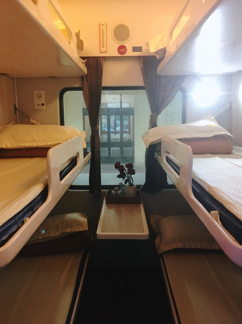 Khoang tàu 6 giường nằm được trang bị chăn gối, giúp hành khách nghỉ ngơi thư giãn