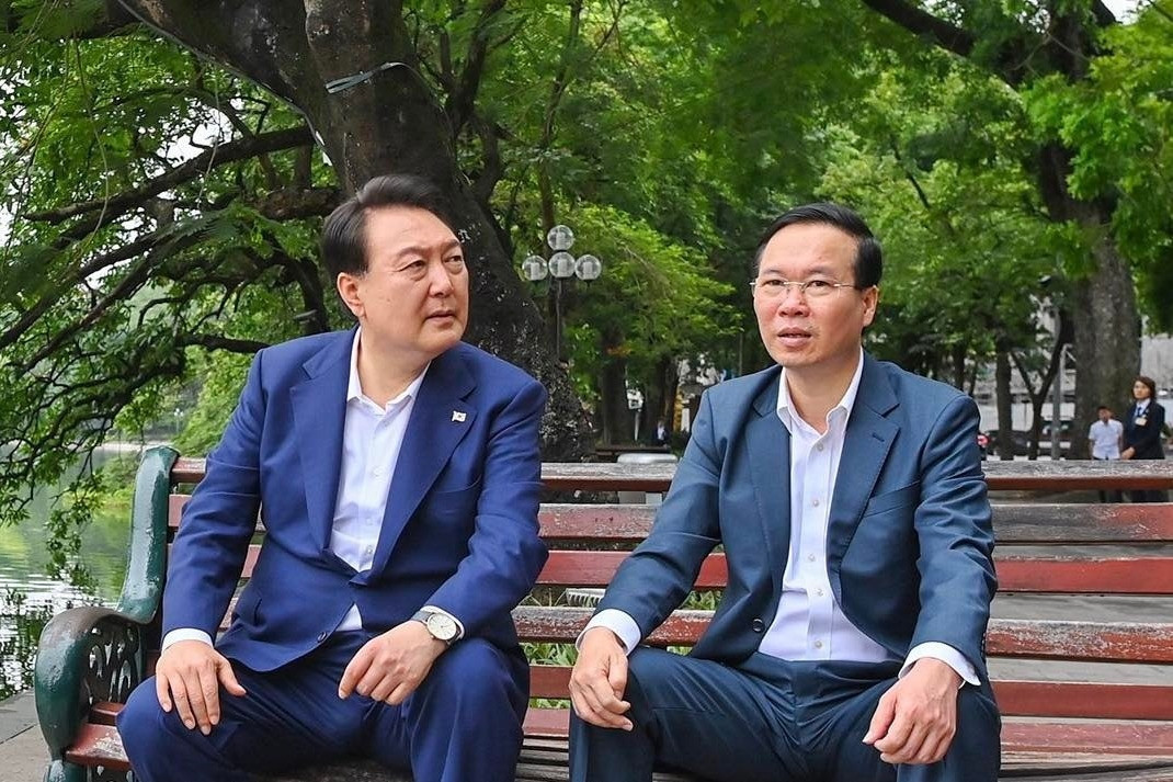 Khoảnh khắc Chủ tịch nước Võ Văn Thưởng và Tổng thống Hàn Quốc Yoon Suk-yeol dạo phố đi bộ Hà Nội, chuẩn bị cho cuộc trò chuyện thân mật trên ghế Hồ Gươm.