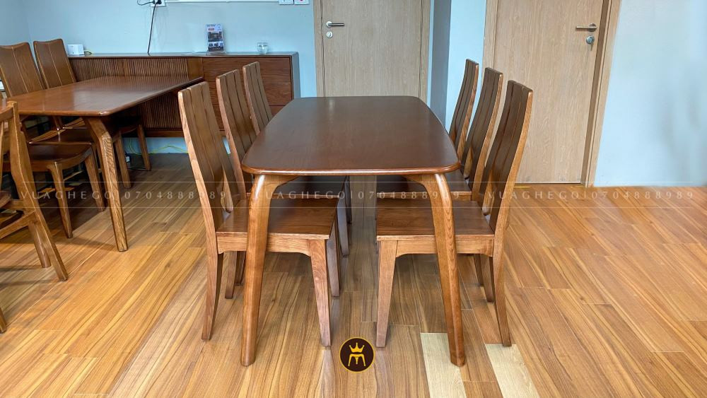 không đặt bàn ăn đối diện cửa chính