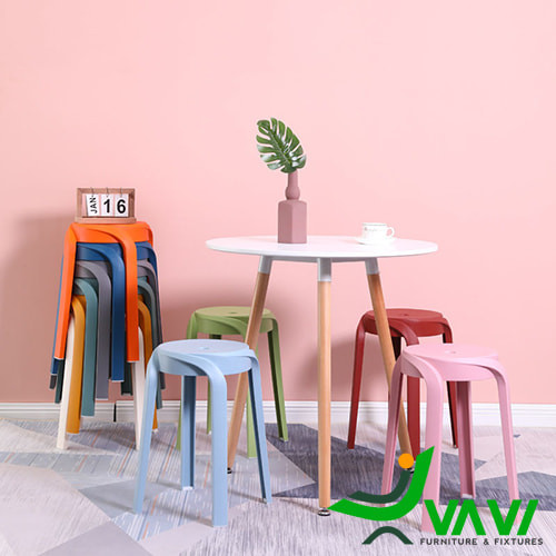 Không gian ăn uống hiện đại với ghế nhựa tròn cao