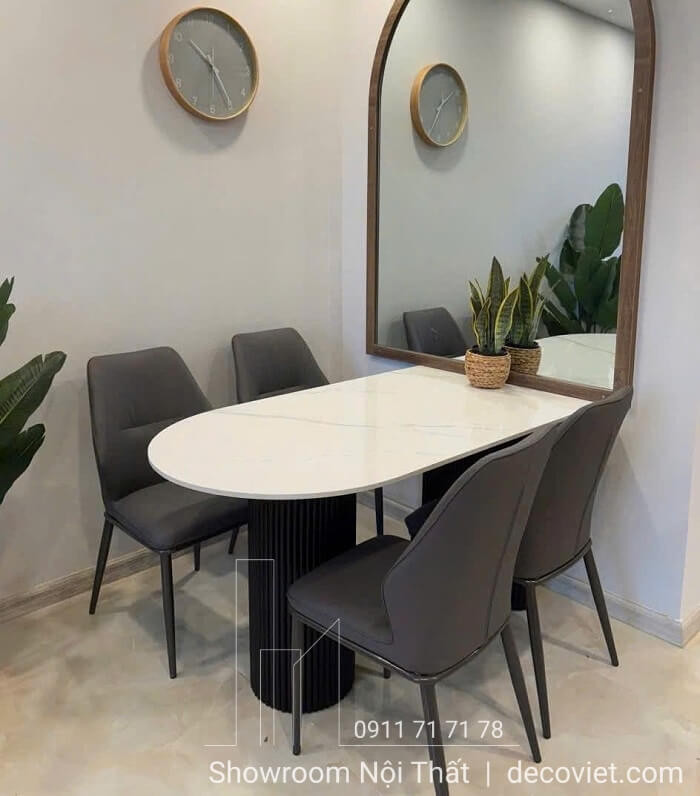Không gian bếp hiện đại được trang bị bộ bàn ăn 4 ghế cao cấp, tối ưu diện tích sử dụng