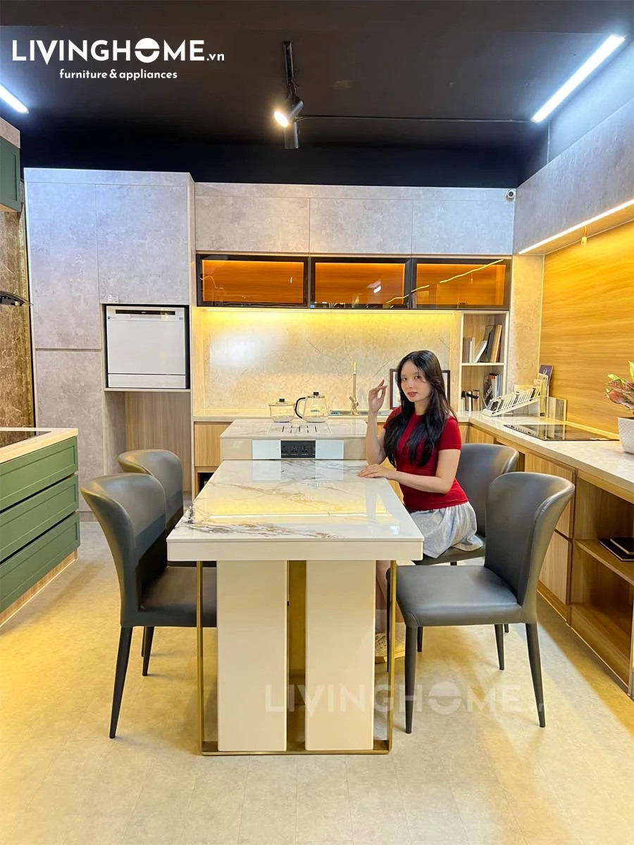 Không gian bếp sang trọng với bàn đảo liền bàn ăn đa năng