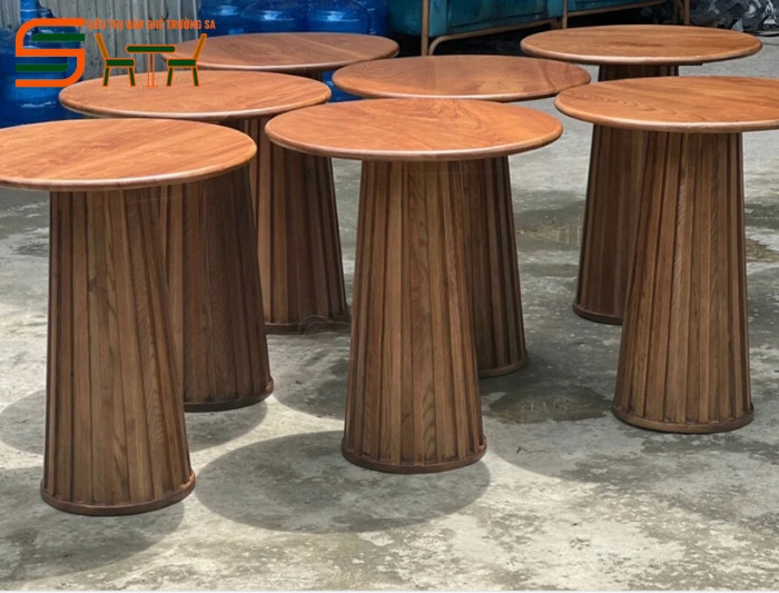 Không gian cafe với bàn ghế gỗ cafe tông màu nâu chủ đạo, tạo cảm giác sang trọng, gần gũi.