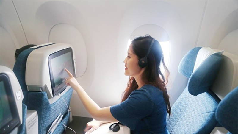 Không gian ghế hạng phổ thông tiêu chuẩn trên máy bay với đầy đủ tiện ích cơ bản
