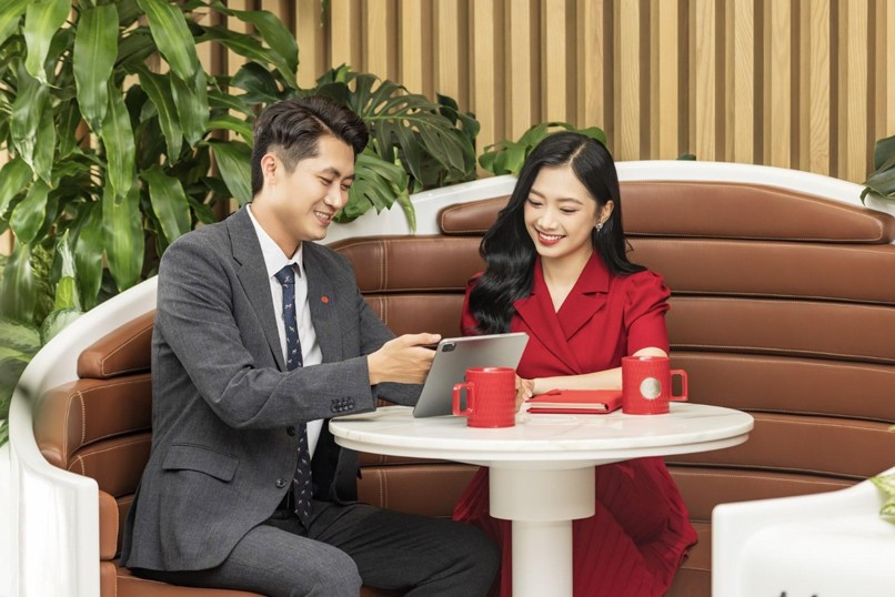Không gian làm việc gọn gàng, bàn giao dịch chất lượng khi thực hiện ký kết hợp đồng vay vốn.