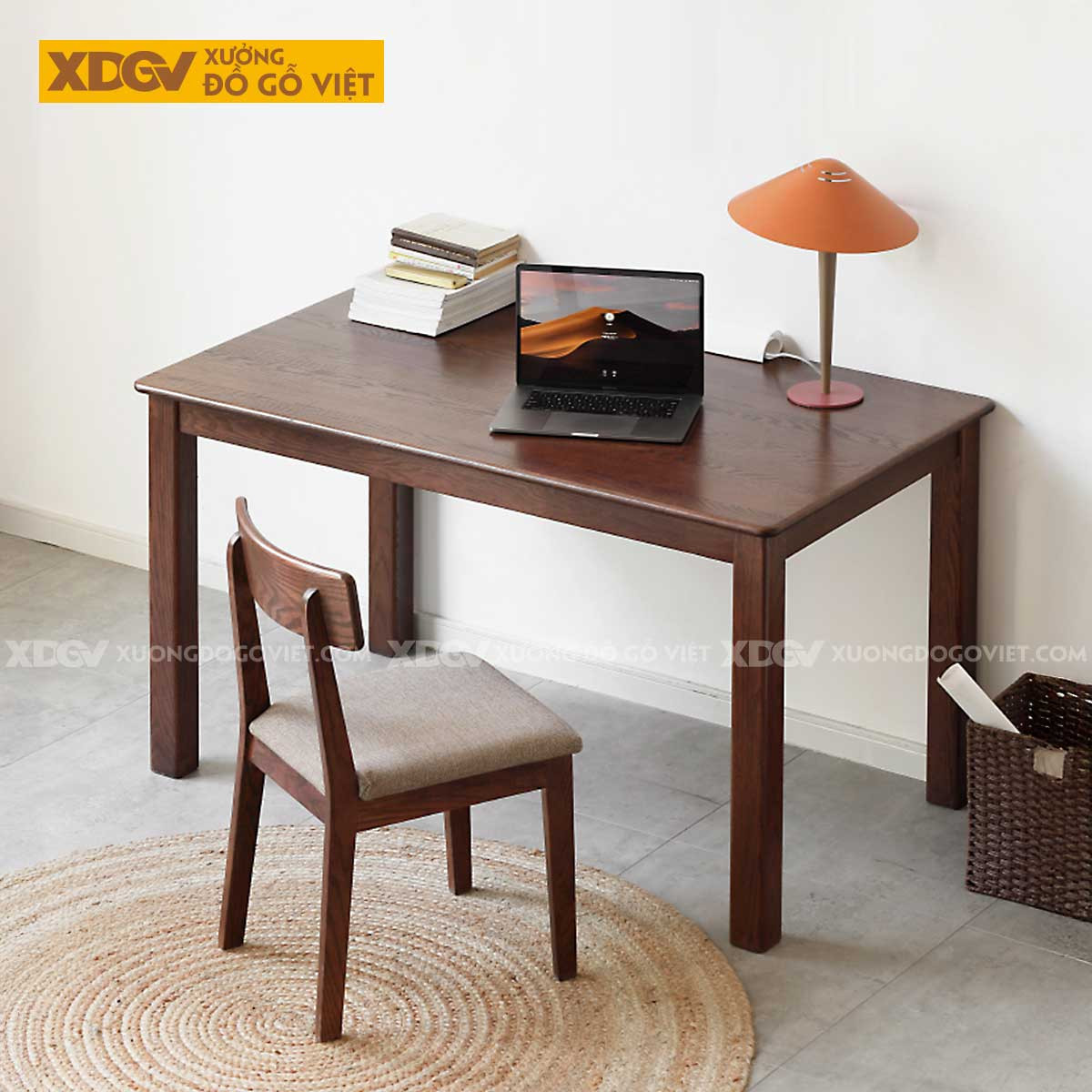 Không gian phòng ăn hiện đại với bộ bàn ghế gỗ vuông màu nâu trầm, kết hợp ghế băng đa năng