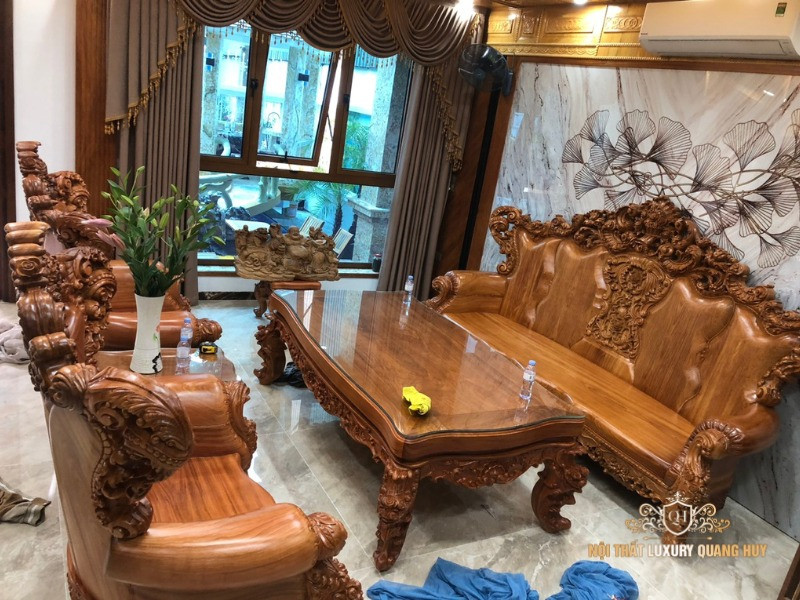 Không gian phòng khách sang trọng với bộ bàn ghế hoàng gia gỗ gõ đỏ