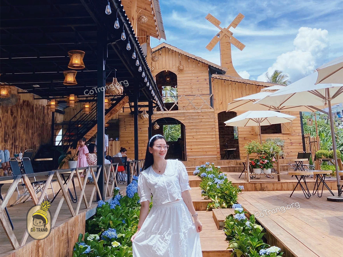 Không gian quán cafe bàn gỗ Gia Lai