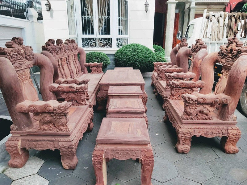 Không gian rộng lớn với bộ bàn ghế phòng khách gỗ cẩm lai tay 20