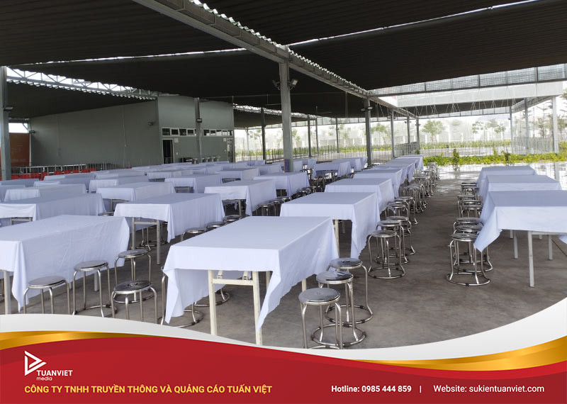 Không gian rộng lớn với nhiều bộ bàn ghế phục vụ ăn cỗ, lựa chọn tối ưu khi thuê bàn ghế