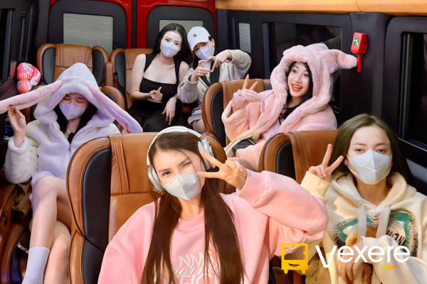 Không gian rộng rãi trên xe ghế ngồi Lạc Hồng Limousine tuyến Sài Gòn Đà Lạt