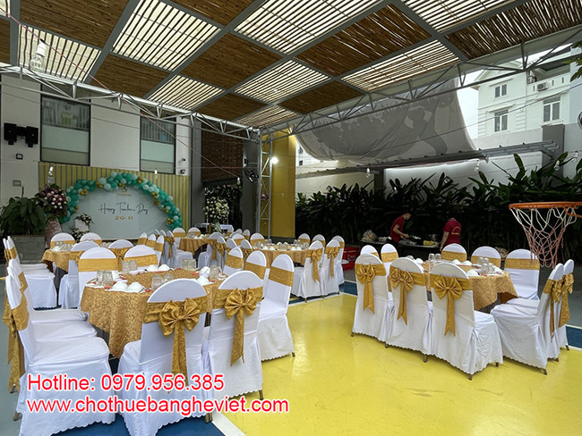 Không gian tiệc sinh nhật được trang trí với bàn ghế thuê