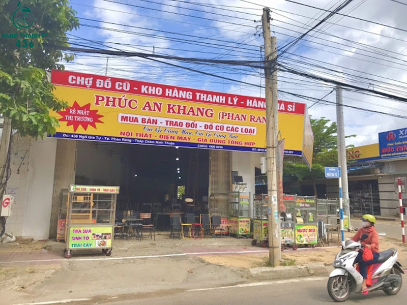 Khu vực bày bán bàn ghế cũ Ninh Thuận tại Chợ đồ cũ Phúc An Khang