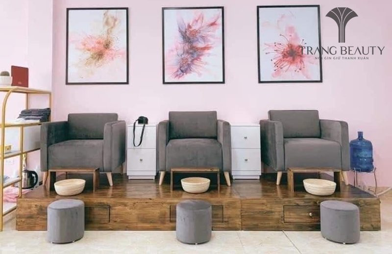 Khu vực làm móng chân được phân tách bằng băng gỗ dài