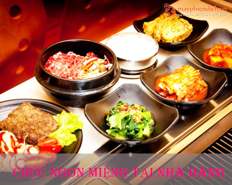 Khung cảnh nhà hàng Hàn Quốc với món ăn hấp dẫn, nơi thực khách sử dụng lời chúc ăn ngon miệng tiếng Hàn.