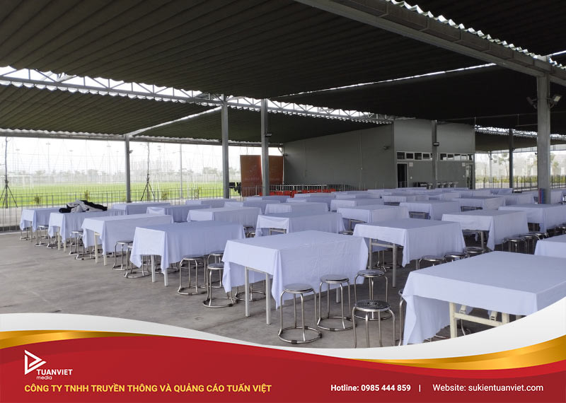 Khung cảnh tiệc cỗ quy mô lớn sử dụng dịch vụ cho thuê bàn ghế
