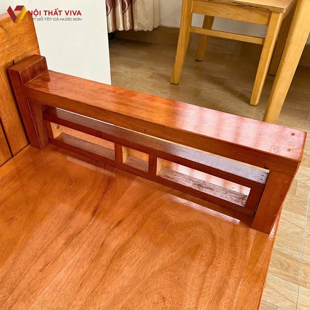Khung sườn chắc chắn của ghế gỗ gấp thành giường