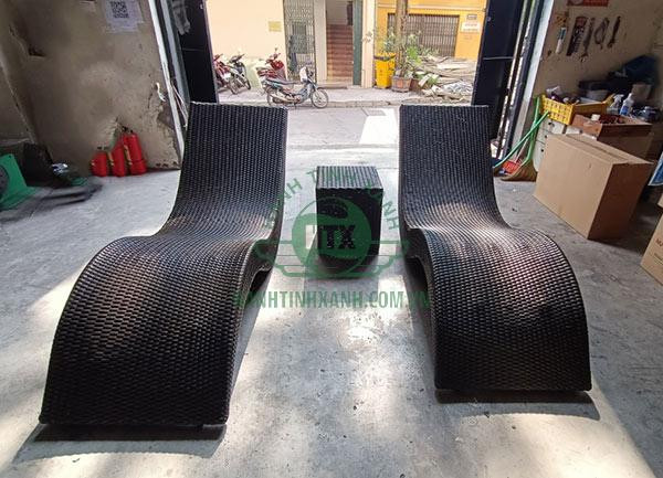 Kiểm tra chất lượng ghế nhựa giả mây hồ bơi tại xưởng