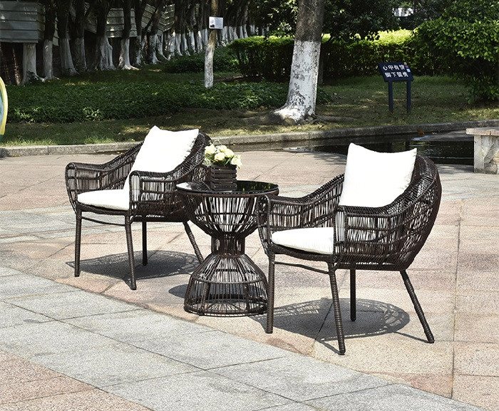 Kiểm tra chất lượng kiểu đan của bàn ghế nhựa giả mây