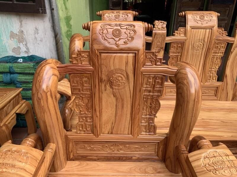 Kiểm tra lớp sơn phủ bộ bàn ghế Tần Thủy Hoàng