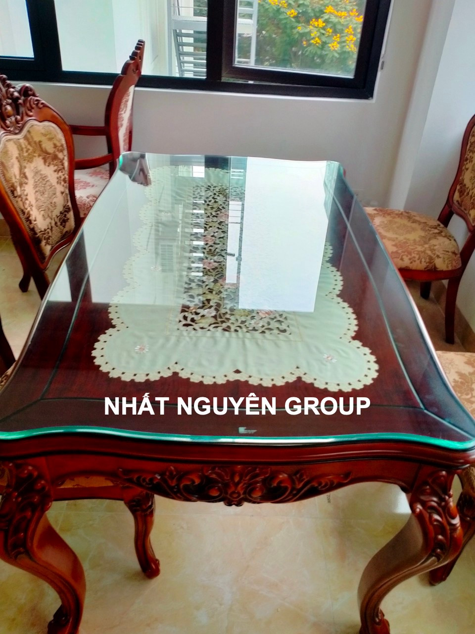 Kính cường lực được sử dụng cho bàn ăn và bàn trà