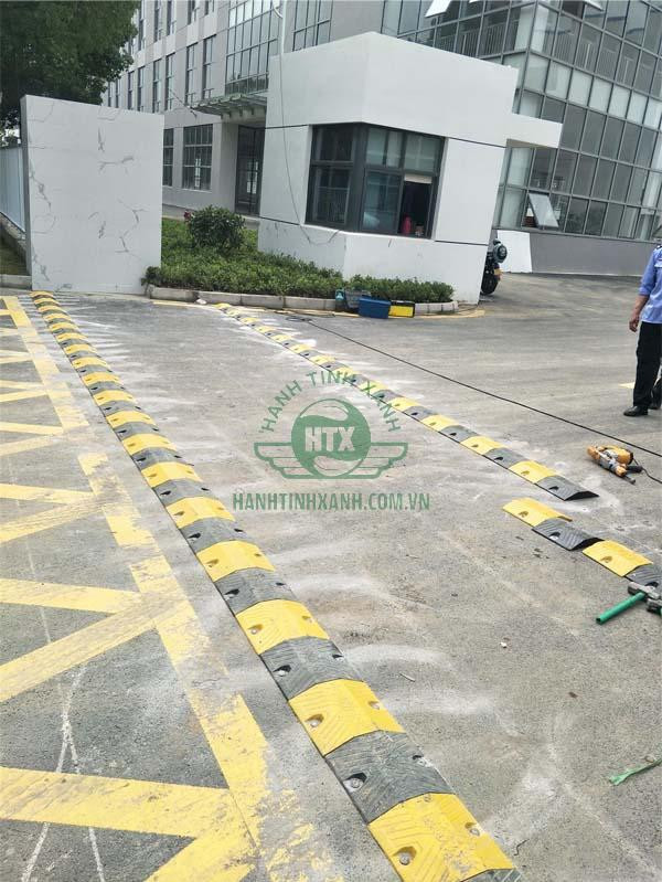Lắp đặt gờ giảm tốc cao su tại khu vực đường dốc cần đảm bảo an toàn