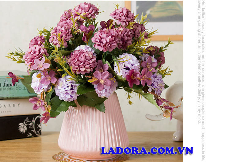 Lọ hoa cẩm tú cầu mang ý nghĩa sâu sắc đặt trên bàn phòng khách