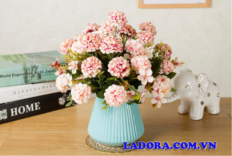 Lọ hoa cẩm tú cầu xanh trắng tạo điểm nhấn cho bàn phòng khách