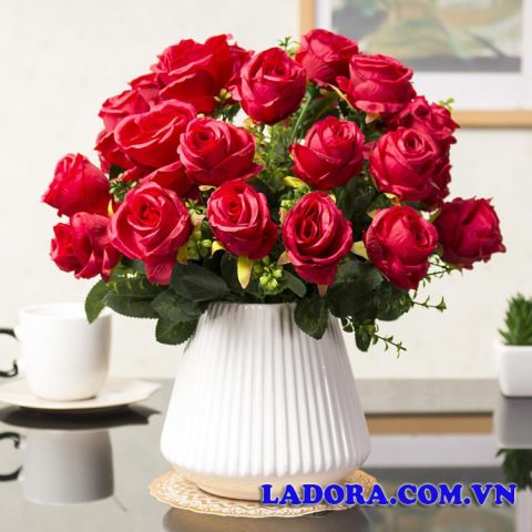 Lọ hoa hồng lụa đỏ trang trí bàn uống nước ấm cúng