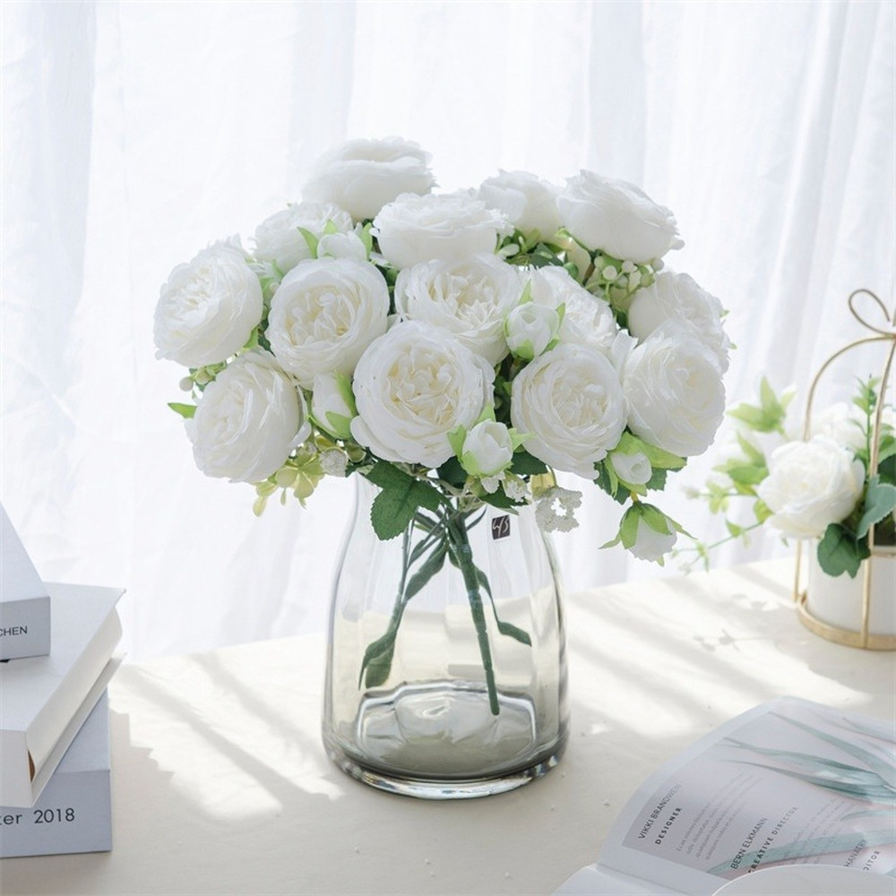 Lọ hoa nhỏ xinh tô điểm không gian decor bàn làm việc tại nhà