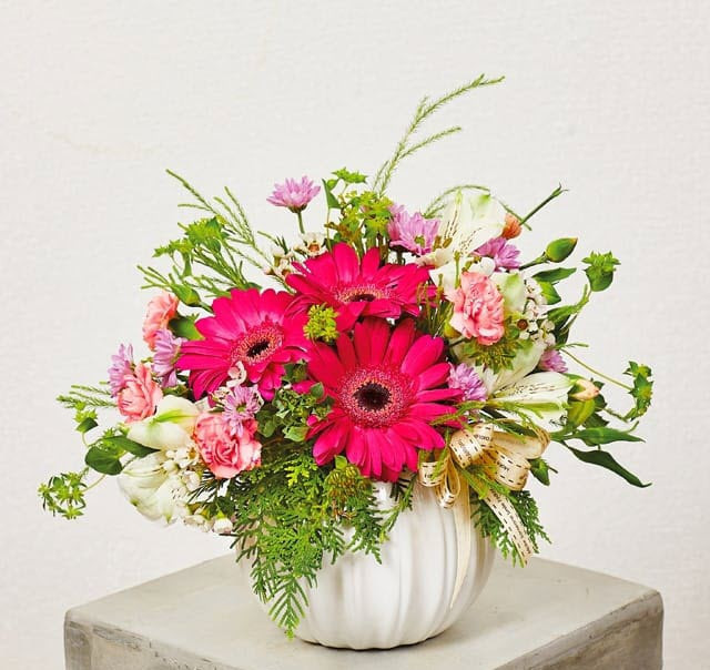 Lọ hoa thủy tinh trong suốt kết hợp hoa tulip trên bàn ăn hiện đại