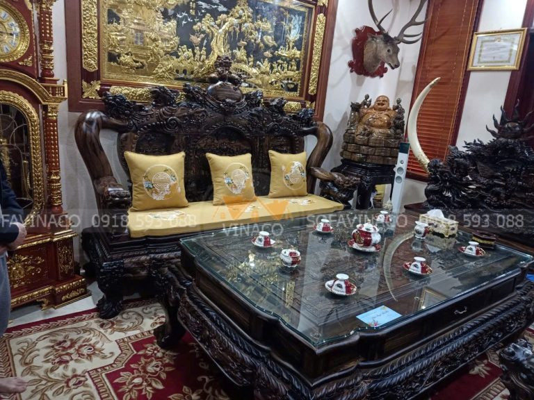 Lót ghế gỗ phòng khách thêu hình cá