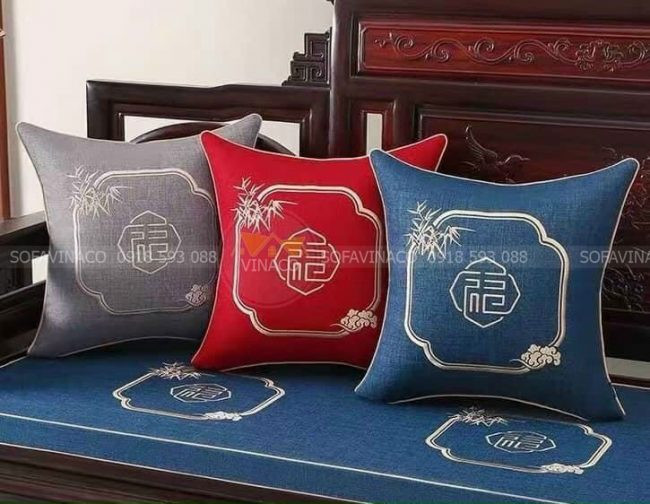 Lựa chọn màu sắc và chất liệu lót ghế gỗ phòng khách