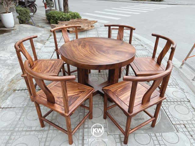 Mặt bàn gỗ me tây tròn nguyên khối nổi bật với vân gỗ tự nhiên và sắc thái ấm áp