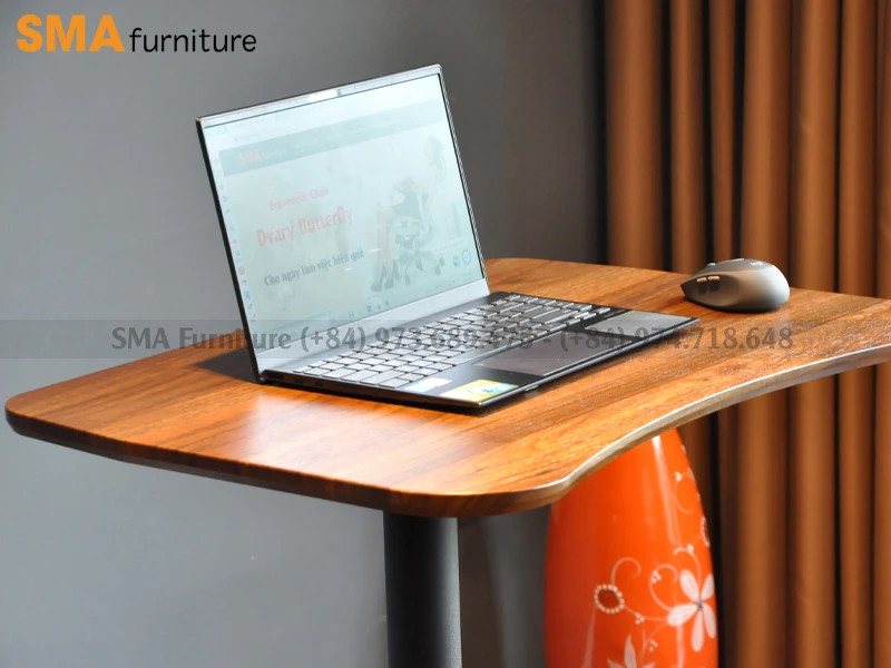 Mặt bàn làm việc laptop lớn, đủ không gian cho máy tính xách tay và phụ kiện.