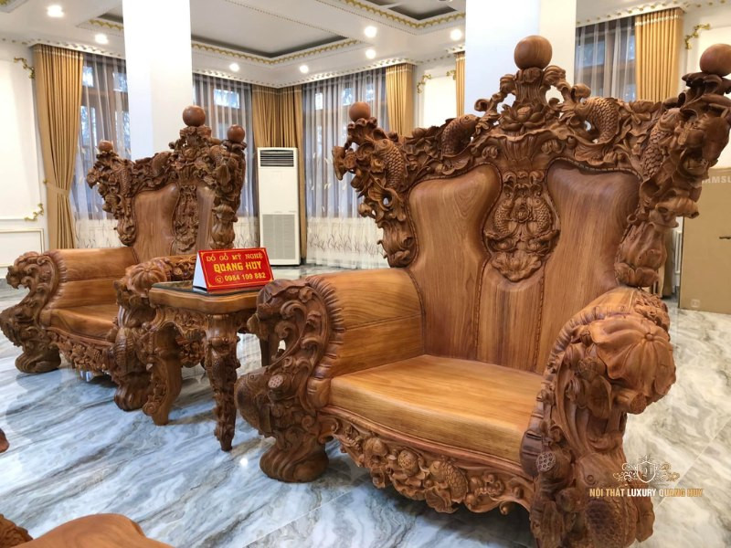 Mặt bàn nguyên tấm từ gỗ gõ đỏ quý hiếm trong bộ bàn ghế hoàng gia
