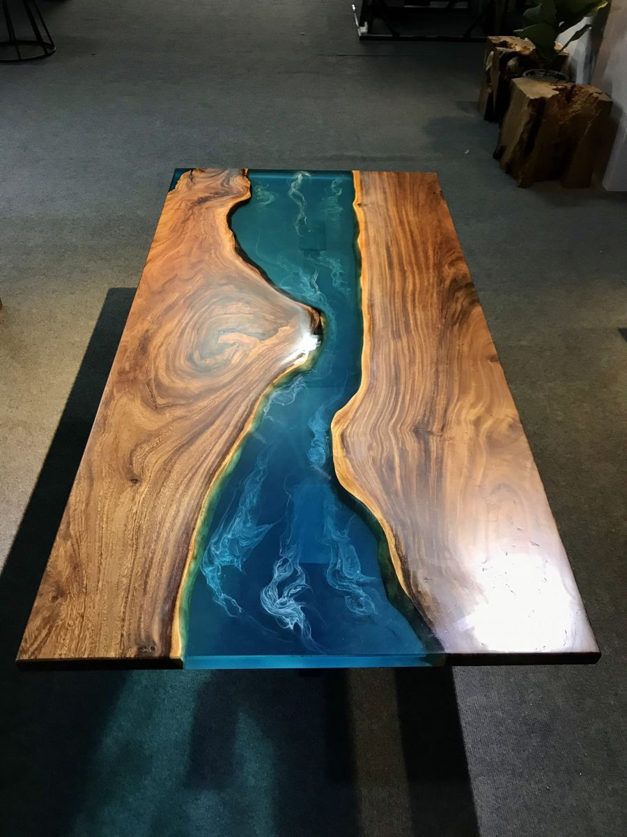 Mẫu bàn epoxy gỗ nghệ thuật với thiết kế đường nét uyển chuyển và màu sắc keo resin ấn tượng