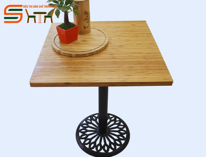 Mẫu bàn ghế cafe ngoài trời với chất liệu giả mây bền bỉ, dễ dàng vệ sinh, thích hợp cho ban công quán.