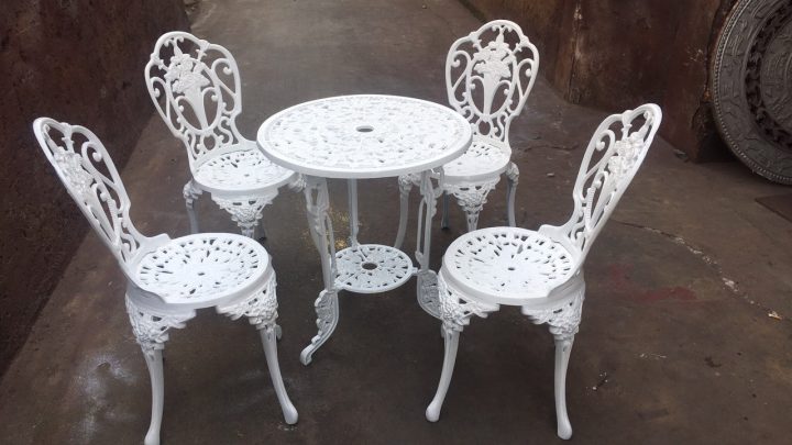 Mẫu bàn ghế gang đúc màu trắng thanh lịch cho không gian ban công