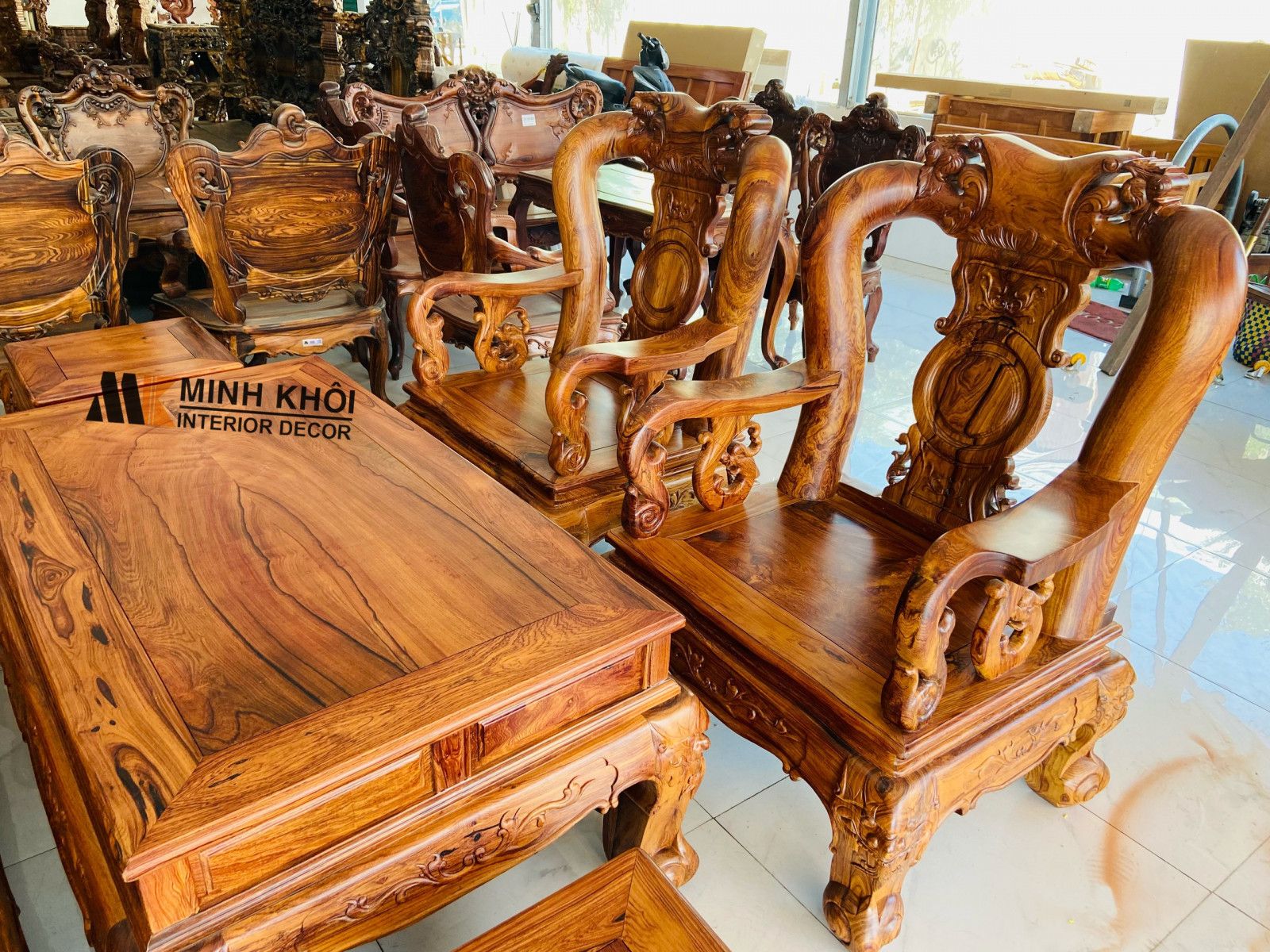 Mẫu bàn ghế gỗ cẩm lai đơn giản mà sang trọng cho không gian phòng khách