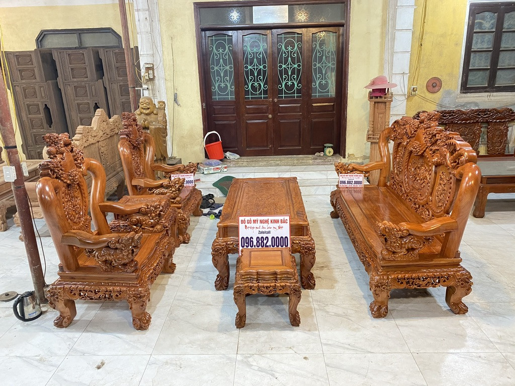 Mẫu bàn ghế gỗ có tay ghế 12cm, thể hiện sự bề thế và sang trọng cho phòng khách lớn