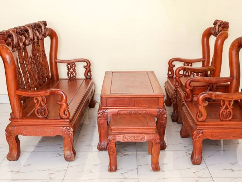 Mẫu bàn ghế gỗ gõ đỏ tay 12 bề thế, mang lại vẻ uy nghiêm cho phòng khách