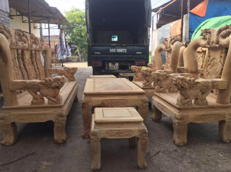 Mẫu bàn ghế gỗ gụ Đồng Kỵ tay 12 với đường nét chạm trổ thủ công tinh xảo, mang đến không gian sang trọng.