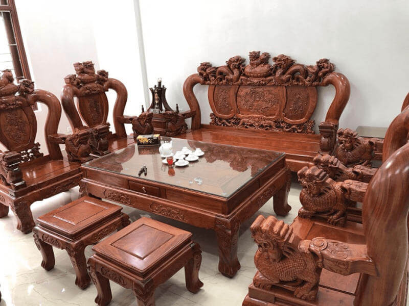 Mẫu bàn ghế gỗ gụ Đồng Kỵ tay 14 với chạm khắc hình linh vật truyền thống, biểu tượng của văn hóa dân gian.