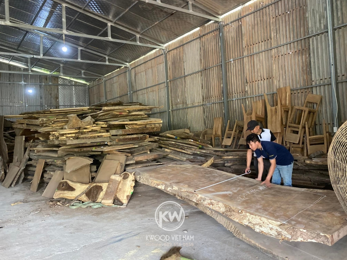 Mẫu bàn ghế gỗ phòng khách giá 20 triệu bền đẹp từ gỗ me tây tự nhiên