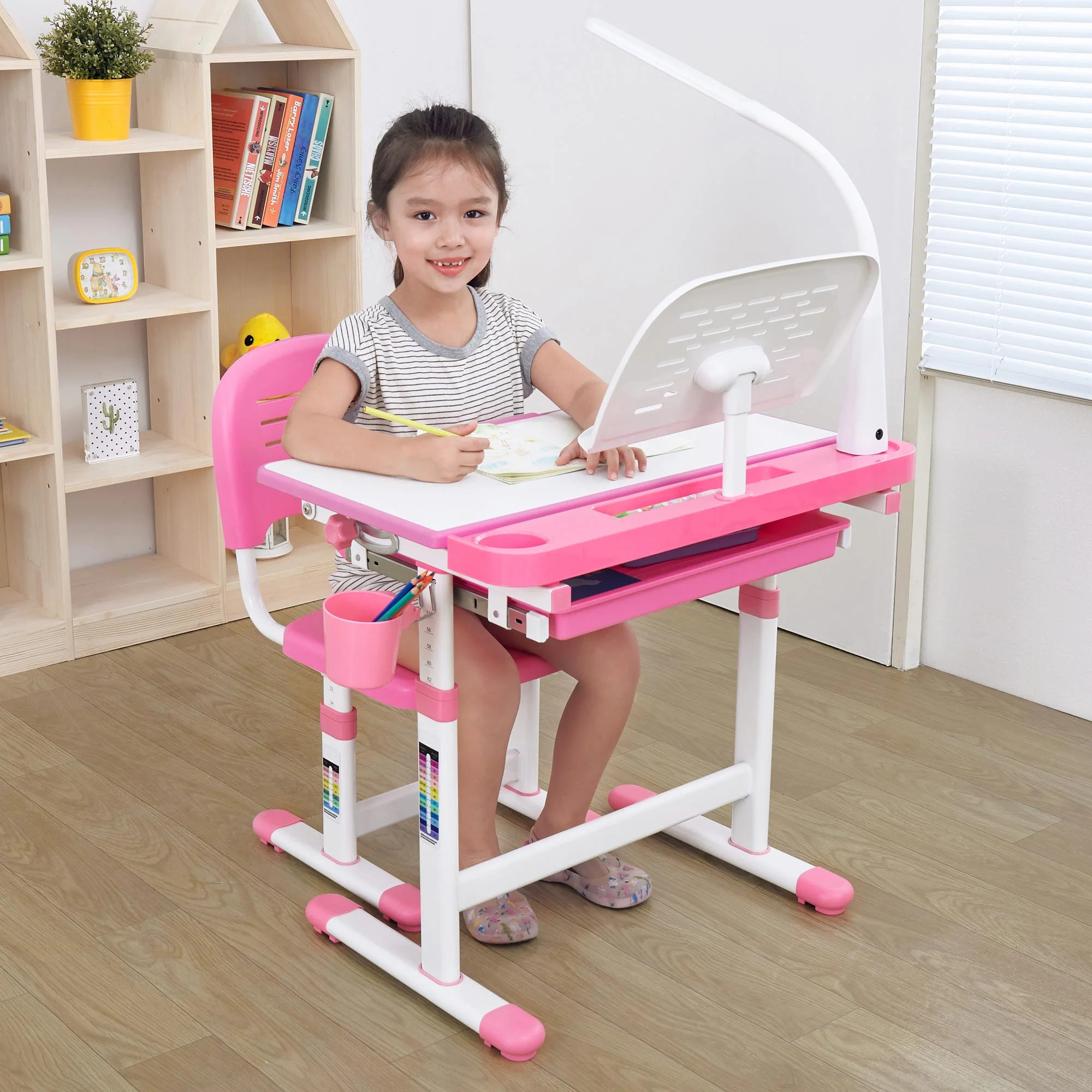 Mẫu bàn học màu hồng pastel với thiết kế nhẹ nhàng, nữ tính cho phòng ngủ bé gái