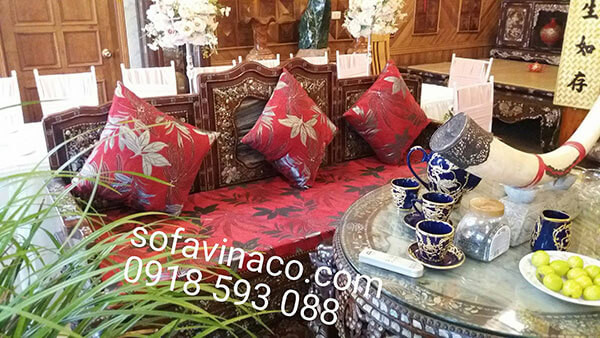 Màu đỏ đun lịch sự, mang lại sự ấm cúng cho ngôi nhà với đệm ghế gỗ đồng kỵ
